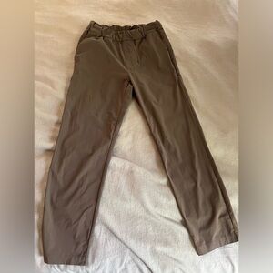 Small dark green Vuori - miles ankle pants